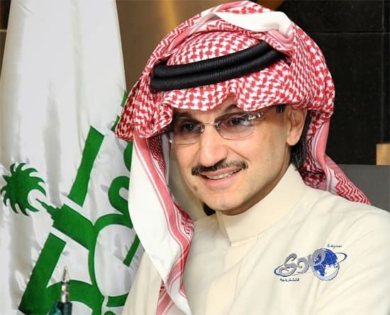 شاهد..  رجل يقبل رأس طفل ويعتذر له وسط الشارع لسبب غير متوقع  