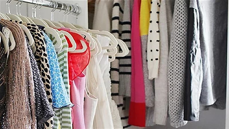 فتاة تكشف عن غرفة سرية خلف دولابها