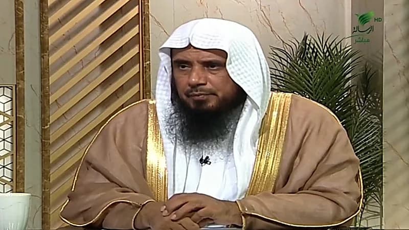 الخثلان يوضح السُنة أو الطريقة الشرعية عند قتل الثعبان.. فيديو