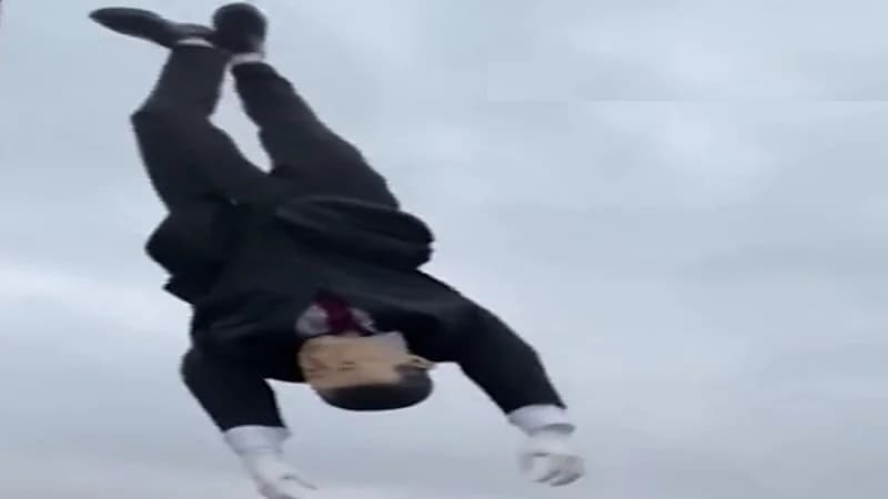 شاهد.. متظاهرون يعلقون دمية لأردوغان في السويد وأنقرة تستدعي السفير السويدي