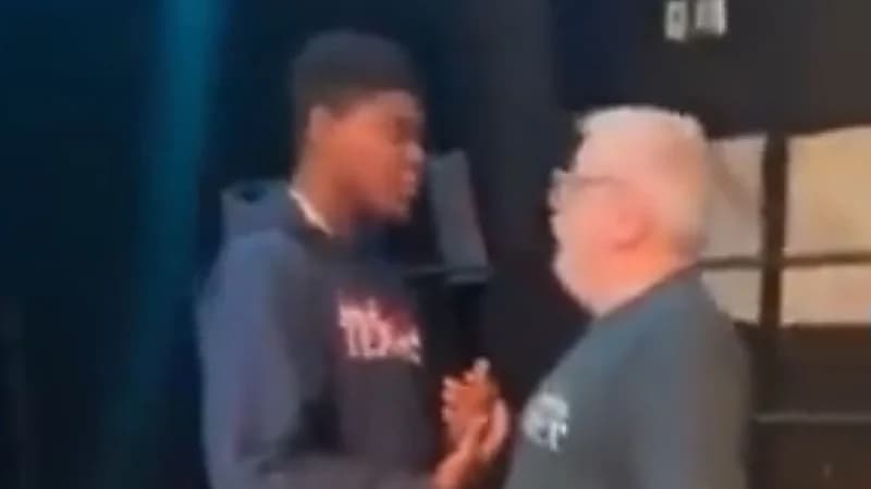 طالب يعتدي على مُعلمه بلكمتين حطمت فكه ..فيديو