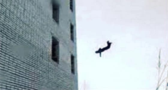 بالفيديو..مشاجرة بين شخصين تنتهي بإلقاء أحدهما للآخر من الطابق الثاني