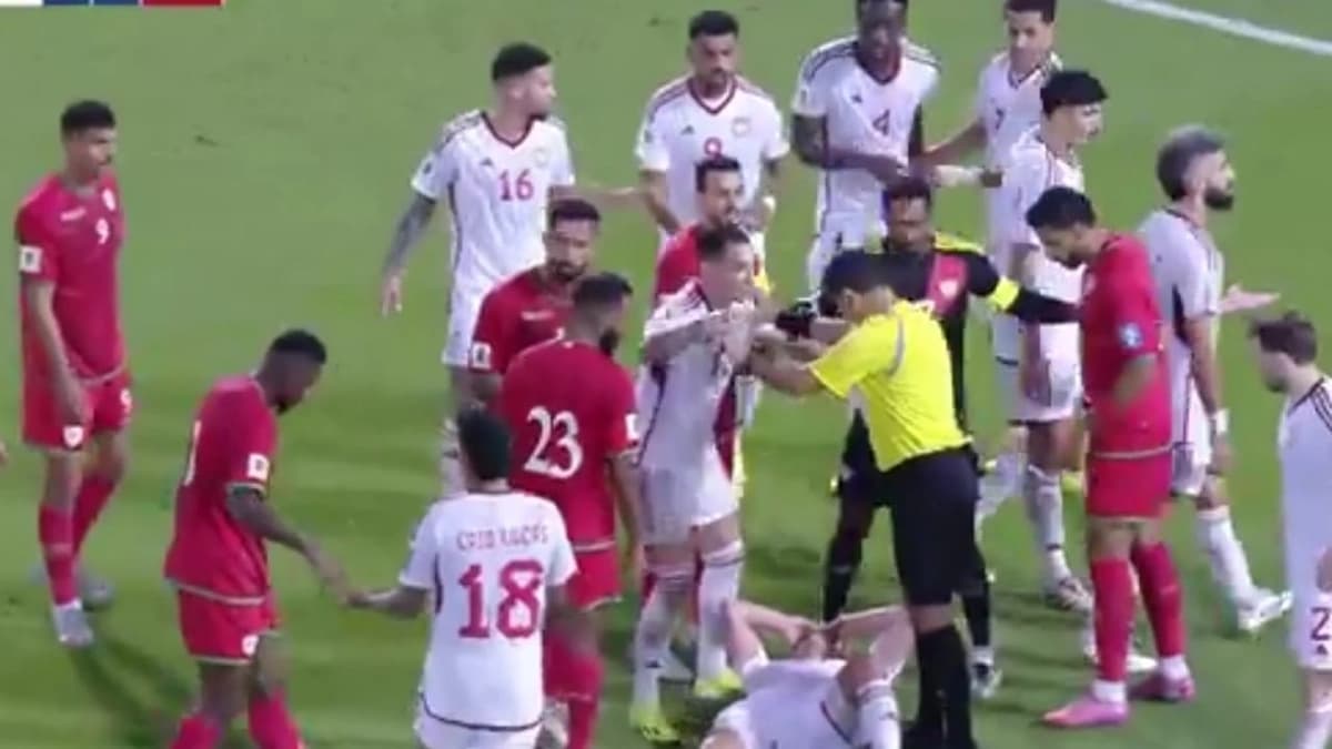 مشادة قوية بين لاعبي الإمارات وعمان .. فيديو