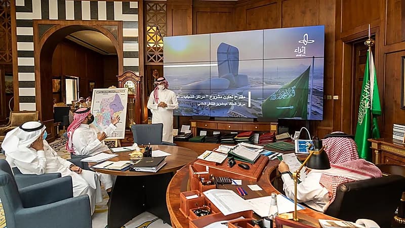 بالصور.. أمير عسير يبحث أوجه التعاون وفرص النمو بالمنطقة مع فريق من أرامكو