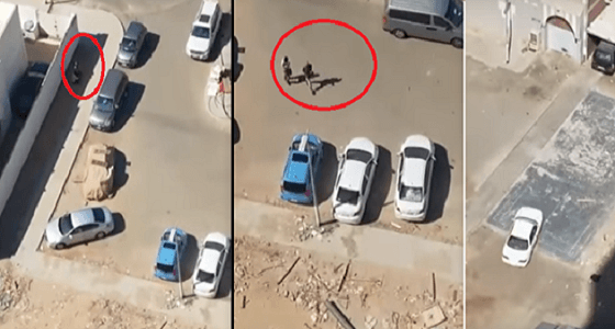 بالفيديو..لحظة تهشيم زجاج مجموعة سيارات وسرقتها في وضح النهار بمكة