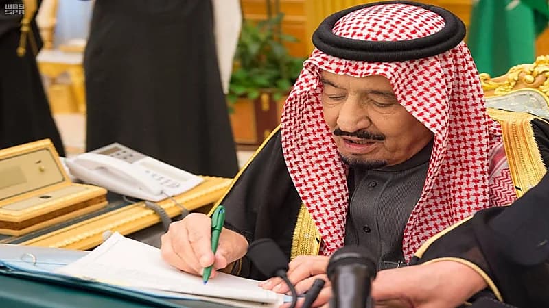 بالفيديو.. تفاصيل الكتاب الذي كتب مقدمته الملك سلمان وألفه سلطان العذل على فراش المرض