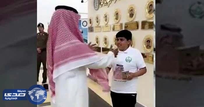 بالفيديو .. مشاهد مؤثرة لأبناء الشهداء أمام صور آبائهم