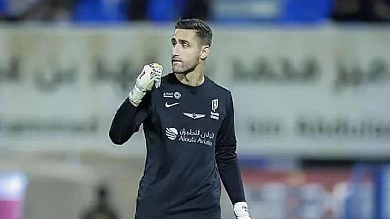 كاستيلس يحصد جائزة أفضل حارس في دوري روشن