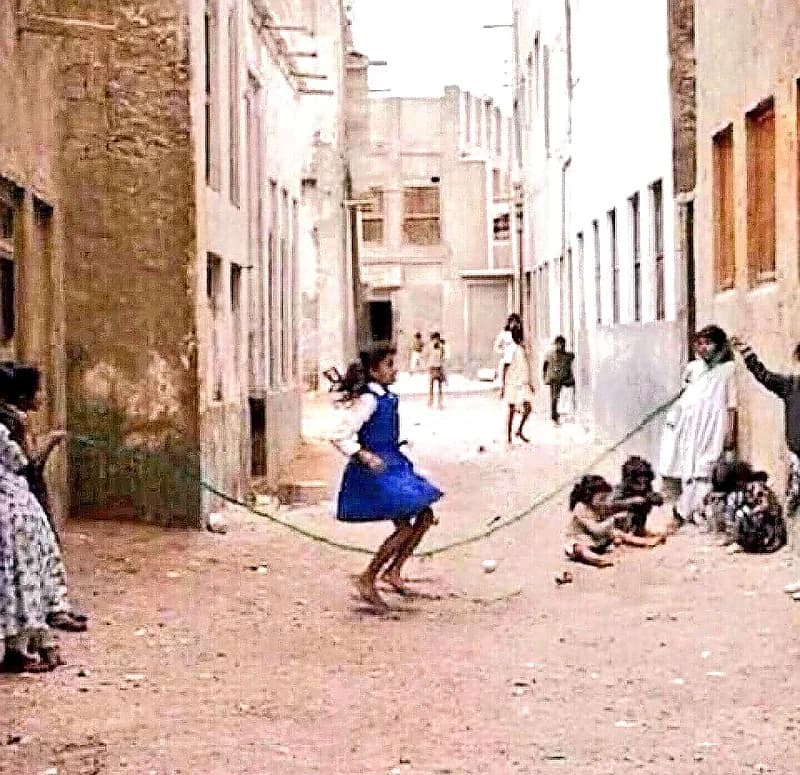 فرحة الأطفال باللعب في حارات زمان