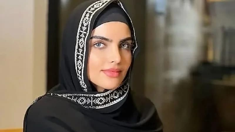 سارة الودعاني تظهر برفقة أطفالها في المترو خلال عيد الفطر.. فيديو