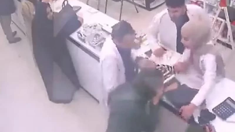 بالفيديو.. صيدلاني ينقذ طفلاً بأعجوبة كاد أن يموت خنقًا