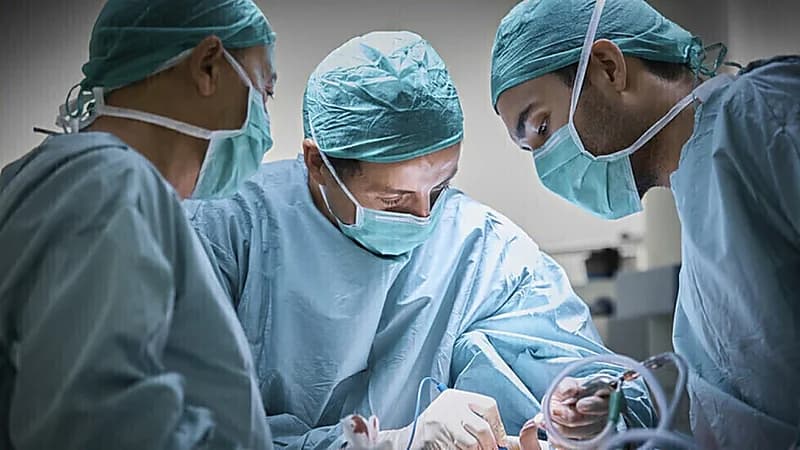إجراء أول عملية زرع قلب في العالم بين مصابين بفيروس نقص المناعة