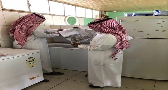 بالصور.. بلدية أم خنصر تصادر مواد غذائية منتهية الصلاحية