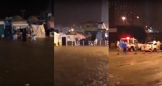 بالفيديو.. السيول تداهم المحلات التجارية بجوار الحرم المكي