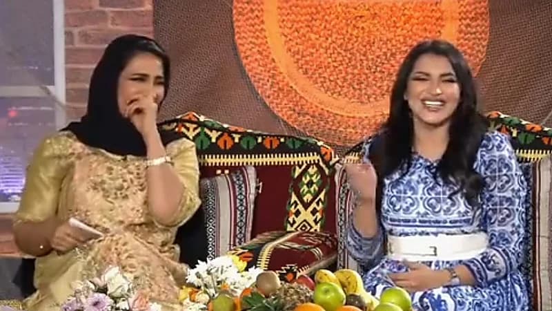 نوبة من الضحك تسيطر على المذيعات أثناء البث المباشر .. فيديو