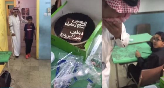 بالفيديو..معلم يبكي متأثرًا باستقبال الطلاب له