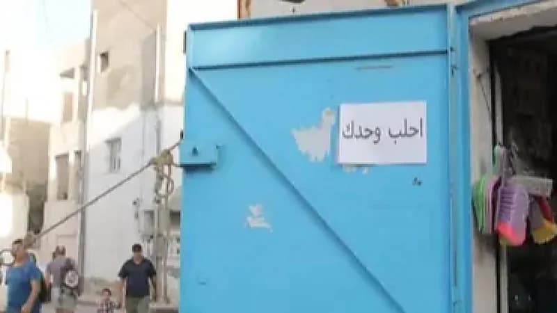 بائع يضع بقرة أمام دكانه ويكتب لافته " احلب وحدك"