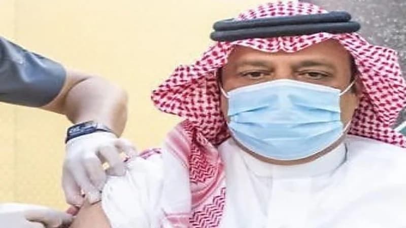 أمير حائل‬⁩ يتلقى الجرعة التنشيطية من لقاح ⁧‫كورونا