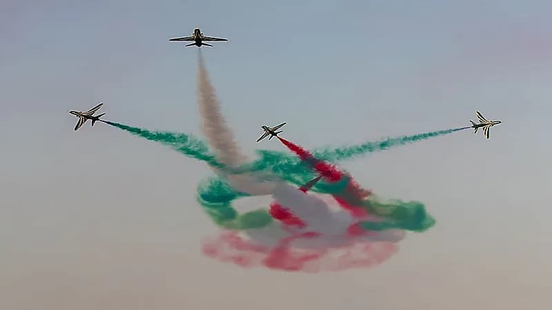 بالصور .. عرض جوي ضخم يزين سماء الخبر