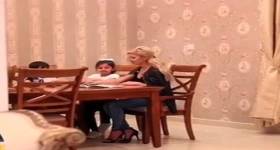 رجل يغازل معلمة صغاره وزوجته تضبطه