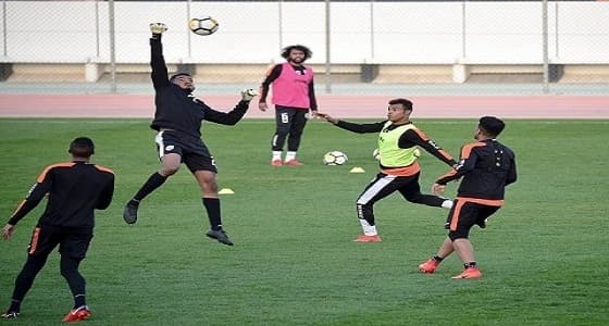 الشباب يؤدي تمارين إحماء وتسخين ولياقة مكثفة