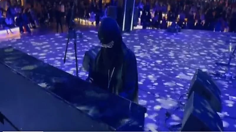 بالفيديو.. فتاة منقبه تعزف على البيانو في البوليفارد