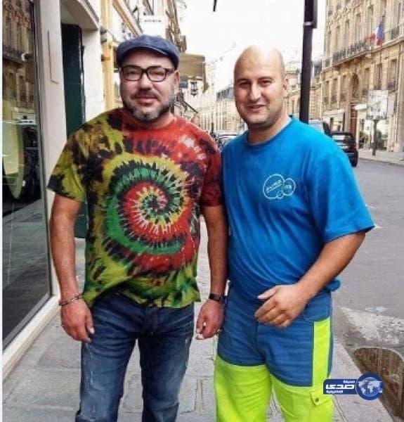 تفاعل رواد "الفيسبوك" مع صور العاهل المغربي أثناء تقبيله كتف أحد عمال النظافة