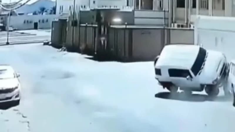 شاهد.. حادث غريب بين سيارتين داخل أحد الأحياء السكنية