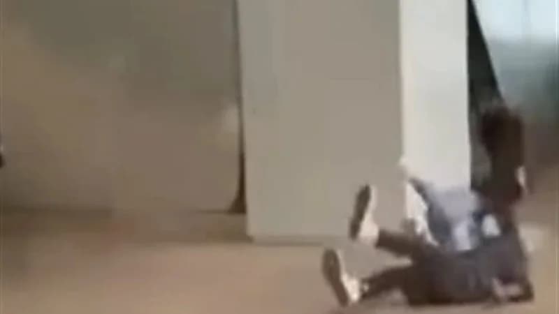 شاهد.. موقف محرج لشاب وفتاة داخل أحد المطارات 