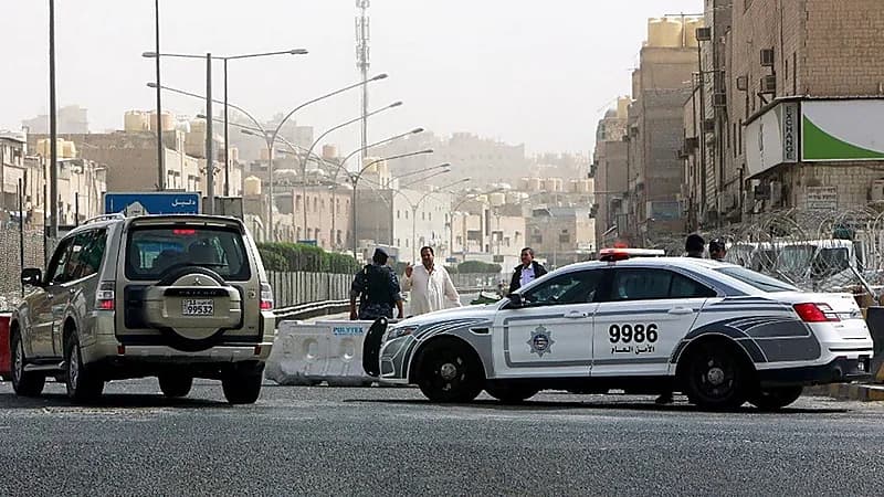 الكويت..عراقي يشعل النيران بدورية شرطة ثم يستغيث!
