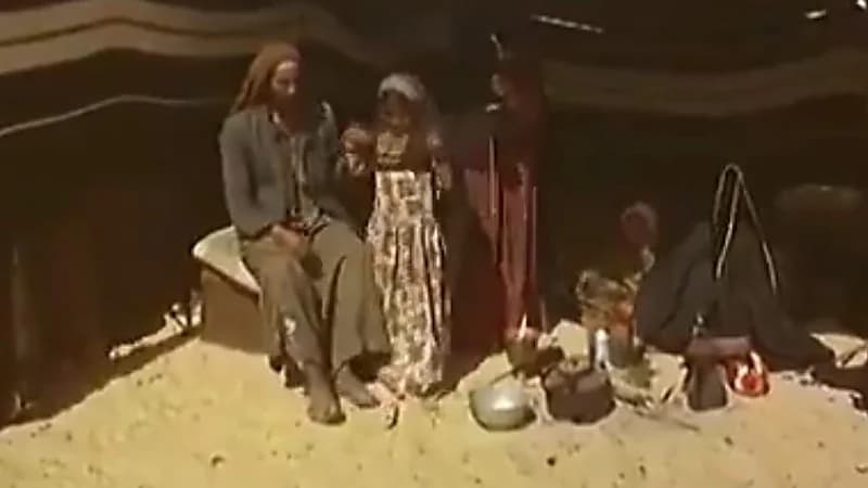 شاهد.. مقطع فيديو نادر وجميل لنساء بدويات يعملن على غزل الصوف