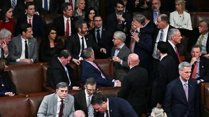 بالفيديو.. شجار وشيك قبل انتخاب مكارثي رئيسًا لمجلس النواب الأمريكي