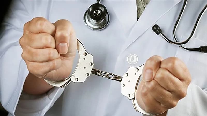 ضبط طبيب تستر على جريمة قتل