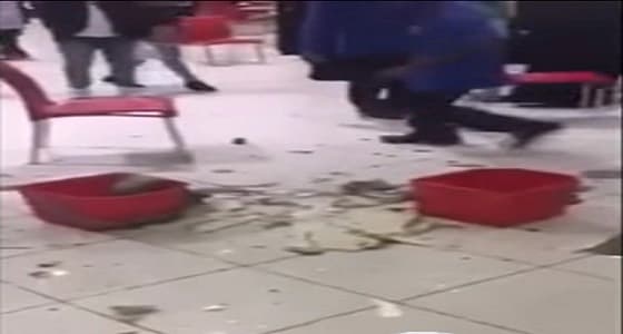 بالفيديو.. انهيار جزئي لسقف في قسم المطاعم بمجمع الظهران مول