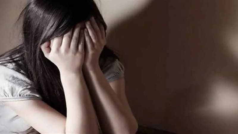 هتك عرض فتاة بطريقة وحشية وتصويرها عارية على يد خطيبها وصديقها