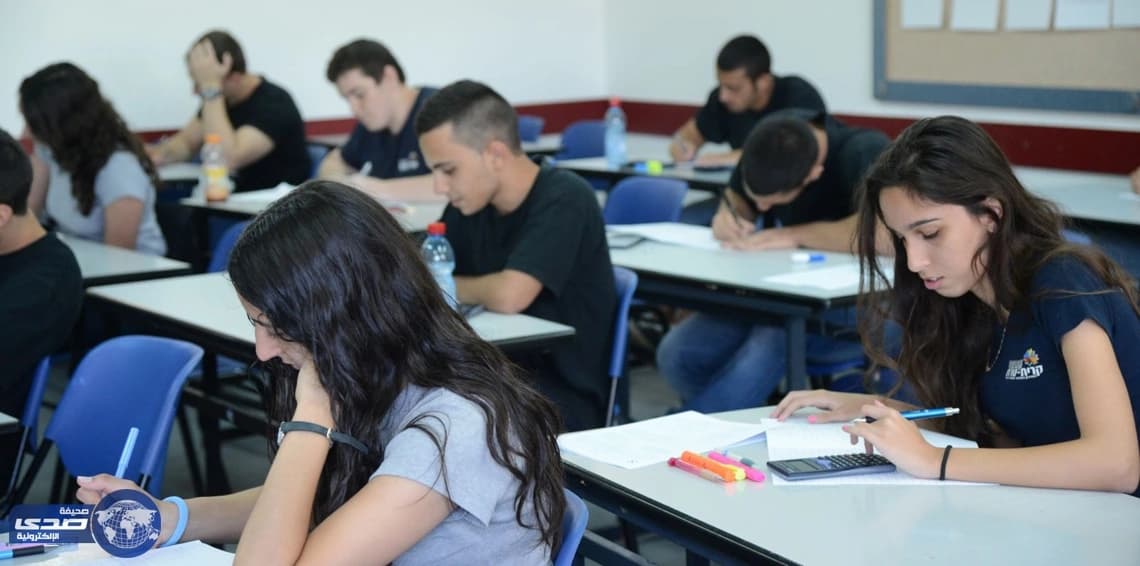 بالفيديو.. شجار “ طاحن ” بين معلمتين في الفصل