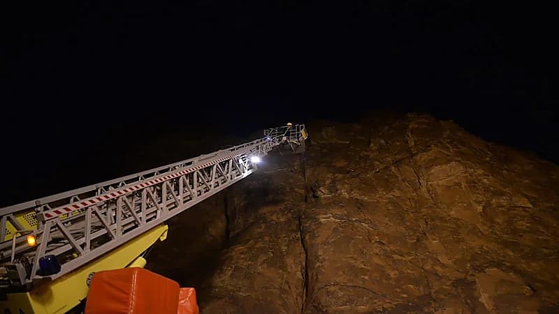 شاهد.. الدفاع المدني يتدخل لإنقاذ طفل احتجز في مرتفع جبلي بحائل