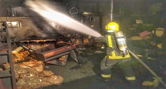 بالصور..وفاة شخص في حريق بحي الصناعية