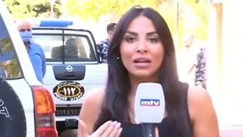 شاهد.. امرأة تضع مراسلة في موقف محرج على الهواء