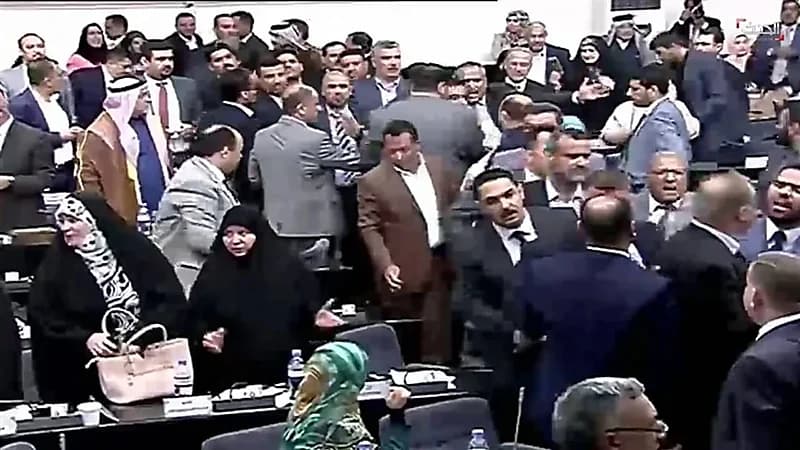 عراك بالأيدي داخل البرلمان العراقي.. فيديو