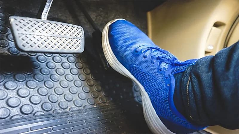 أبرز أسباب ضعف استجابة المحرك عند الضغط على دواسة البنزين