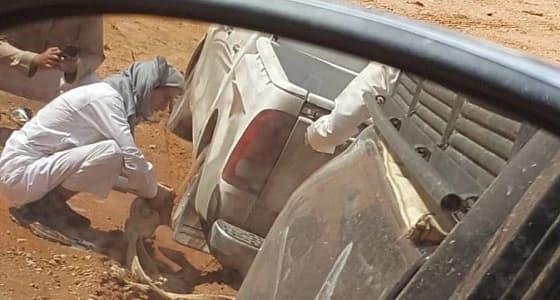 بالصور.. " غوث " يخرج سيارة عالقة في مجرى سيل بالرياض