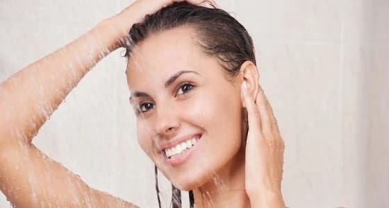 طبيب جلدية يكشف عن الوقت المناسب للاستحمام