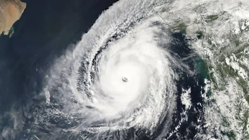 توقف الملاحة الجوية بمطار مسقط والموانيء القريبة بسواحل عمان "صور"