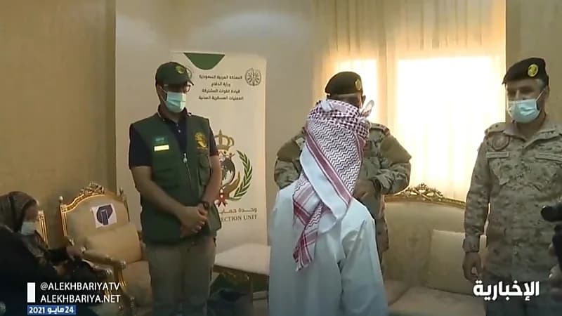 بالفيديو.. التحالف يسلم الحكومة اليمنية طفلًا جنده الحوثيين للقتال