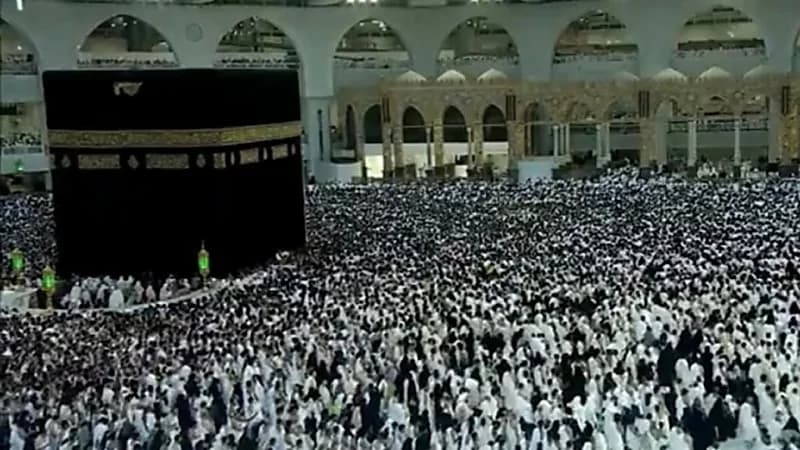 بالفيديو.. امتلاء صحن الطواف بالمعتمرين وسط سكينة وطمأنينة