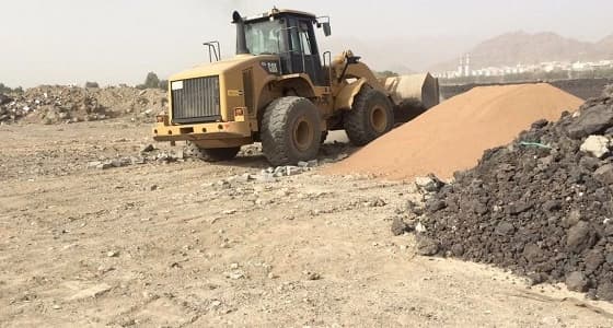 بالصور.. بلدية العوالي تتمكن من إزالة اعتداء بحي الملك فهد