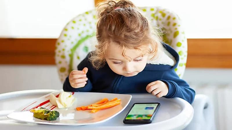 تحذير من تعود الطفل على استخدام الجوال خلال الأكل