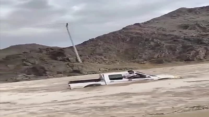 فيديو يحبس الأنفاس..  "لحظة إنقاذ مواطن عالق بسيارته وسط السيول بأعجوبة