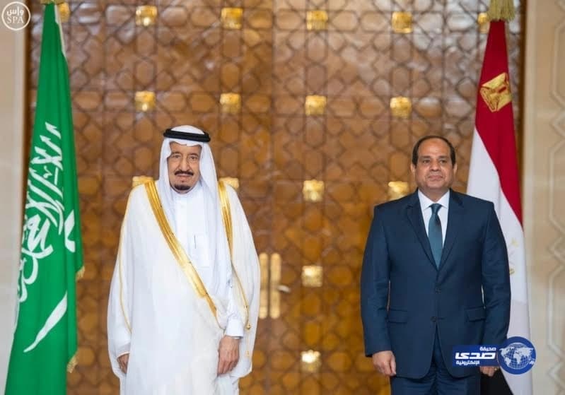 بالفيديو.. مركبة طائشة تقتحم محطة تغيير زيوت وتطيح بشخص